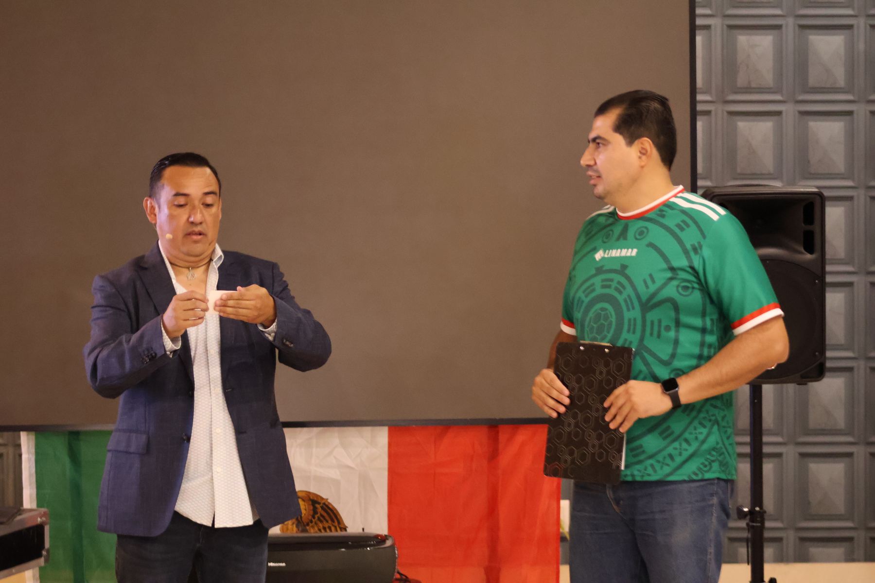 Ale Estrello en escena con un participante del público