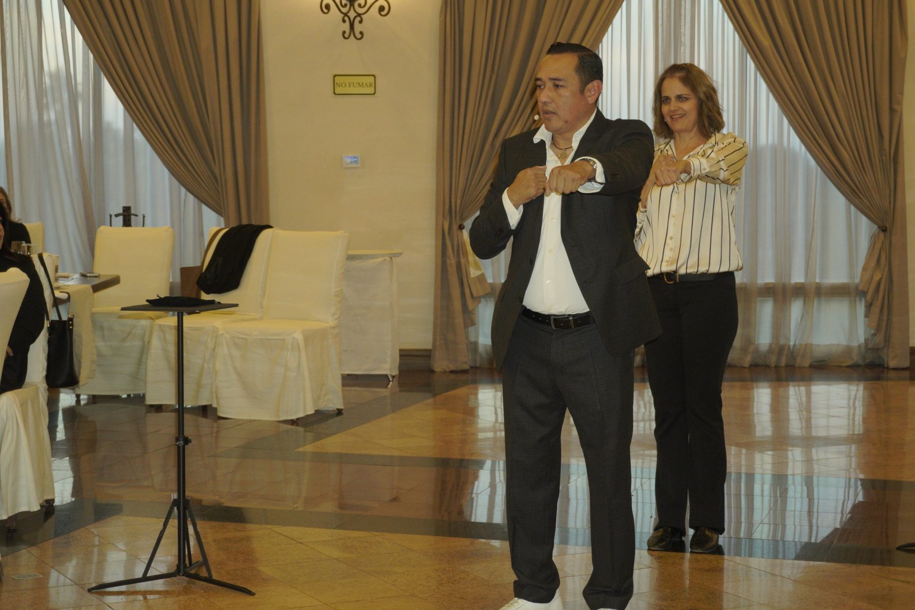 Ale Estrello con una participante, de cerca
