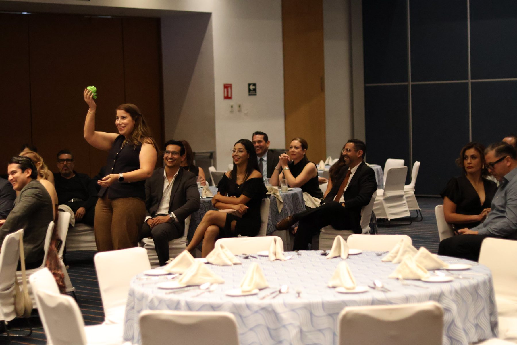 Una asistente levanta la mano para participar